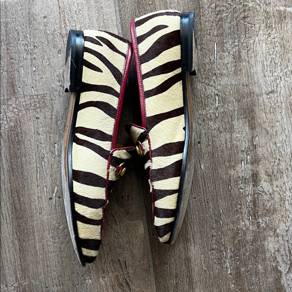 Gucci Zebra Pattern Loafers with Gold Detail - Picture 4 of 7